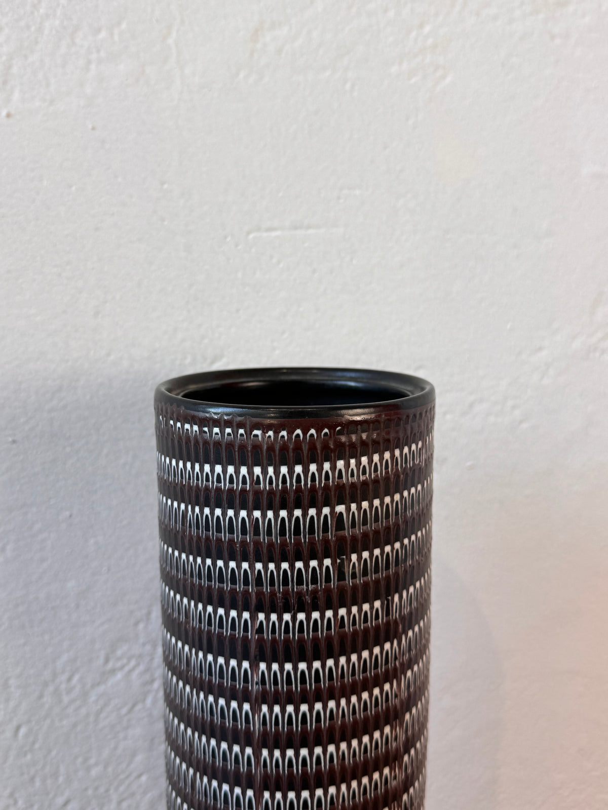 Hyalyn Porcelain Cylinder Vase with Brown & White Arch Pattern, photo 2
